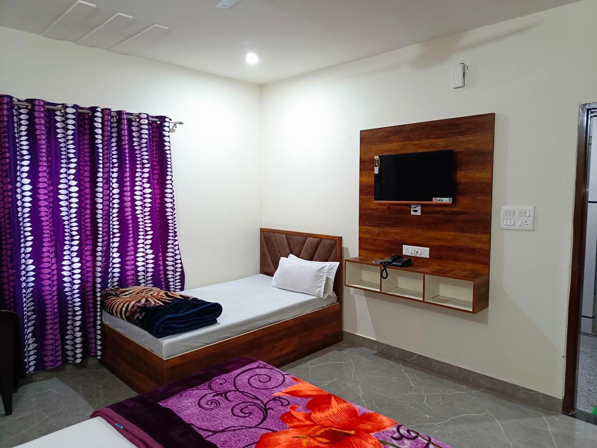 Shri Girraj Residency Ξενοδοχείο Mathura Εξωτερικό φωτογραφία