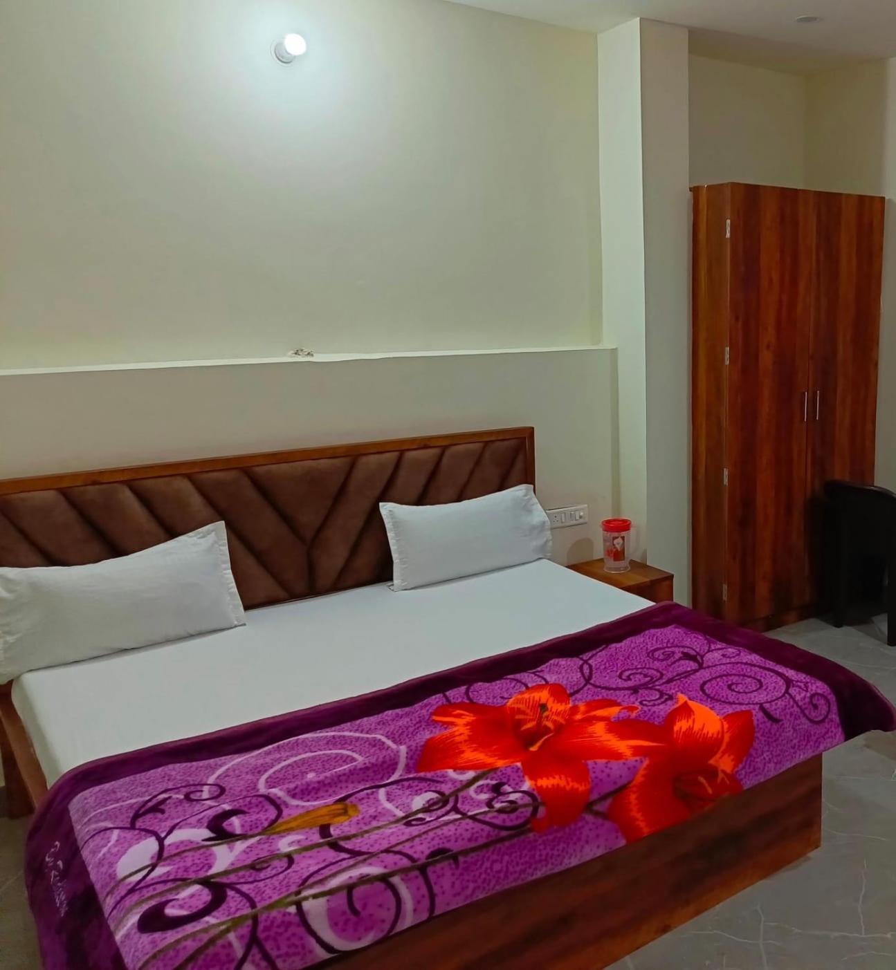 Shri Girraj Residency Ξενοδοχείο Mathura Εξωτερικό φωτογραφία