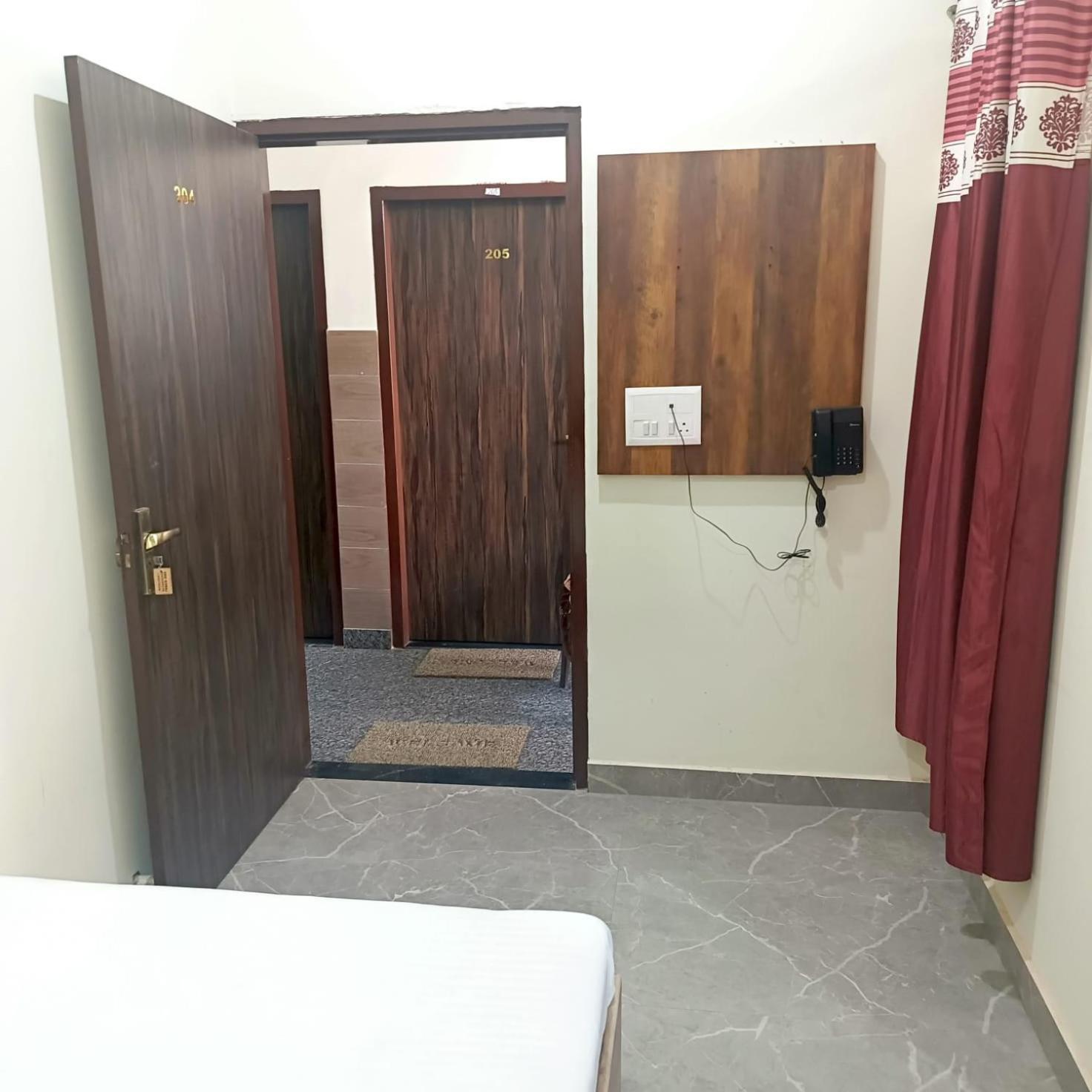 Shri Girraj Residency Ξενοδοχείο Mathura Εξωτερικό φωτογραφία